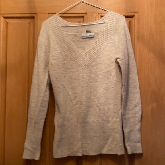 Super cute and stretchy sweater. - Picture 1 of 2